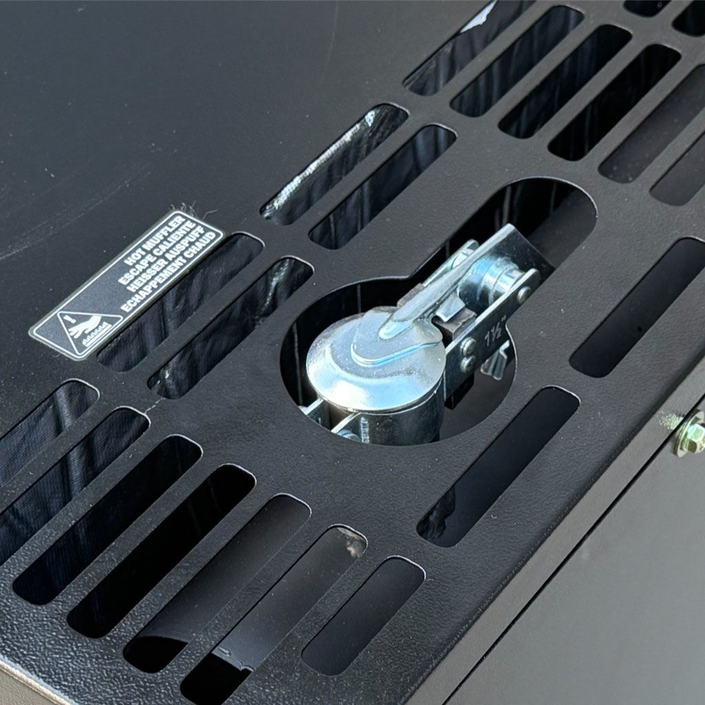 Stahlwerk Germany SW-20KW — Dieselgenerator, Detailansicht Hebeöse und Lüftungsgitter